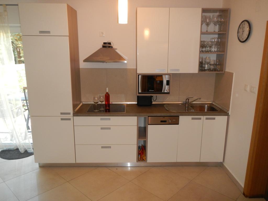 Apartments Eva Malinska Oda fotoğraf