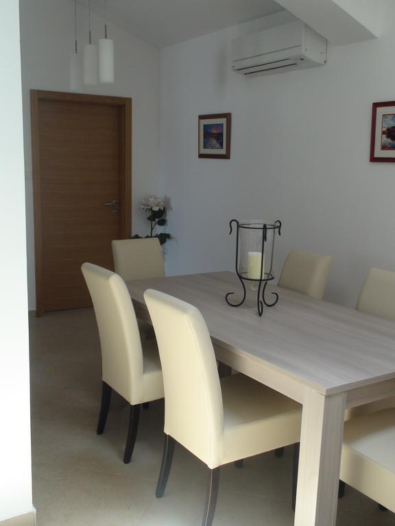 Apartments Eva Malinska Oda fotoğraf